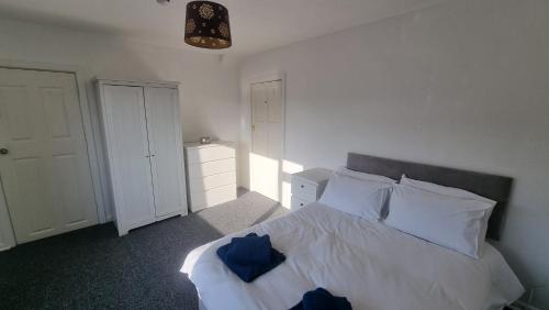 诺丁汉Flat in Nottingham的一间卧室配有带白色床单和蓝色枕头的床。