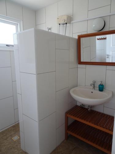 努尔德Pura Vida Aruba appartement Cama的白色的浴室设有水槽和镜子