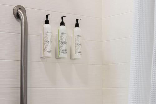 阿马里洛万豪阿马里洛机场费尔菲尔德套房酒店的浴室内三瓶放在架子上的洗发水