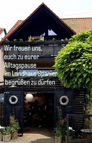 NonnweilerLandhaus Spanier的前面有标志的建筑