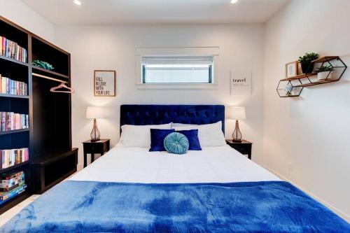 阿兰瑟斯港New Luxury Villa and Private Pool-Cart-Ocean View!的卧室配有蓝色和白色的床和书架