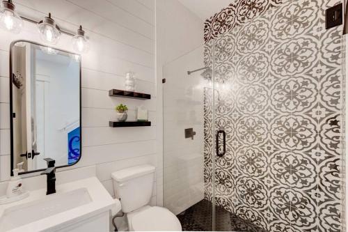 阿兰瑟斯港New Luxury Villa and Private Pool-Cart-Ocean View!的浴室配有卫生间、盥洗盆和淋浴。