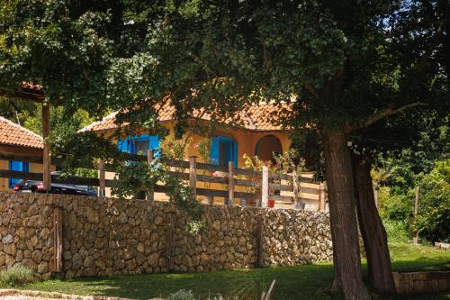下米拉诺瓦茨Zeleni zaliv-The Green Bay的石头围栏后面的树屋