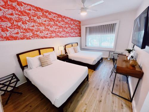 迈阿密海滩Greenview Hotel By Lowkl的一间酒店客房,设有两张床和电视