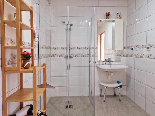 奥古斯图Apartament Cicho Sza的带淋浴和盥洗盆的浴室