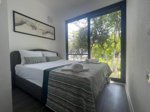 凯麦尔KAĞAN Holiday Apartments的一间卧室设有一张床和一个大窗户