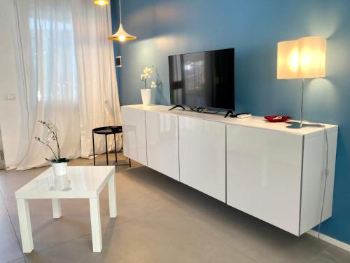 莱西纳Villa Italia - Marina di Lesina的白色的橱柜,上面有电视