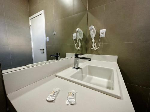 PropriáDM HOTEL的一间带水槽和镜子的浴室
