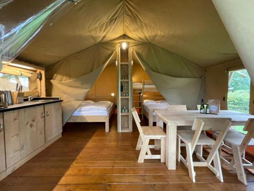 贝尔多夫Safari Tent M的帐篷内配有桌椅