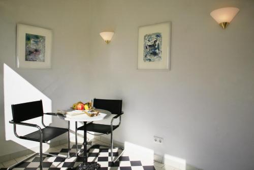 科尔平塞达海姆别墅 - FeWo 01的一间带桌子和两把椅子的用餐室