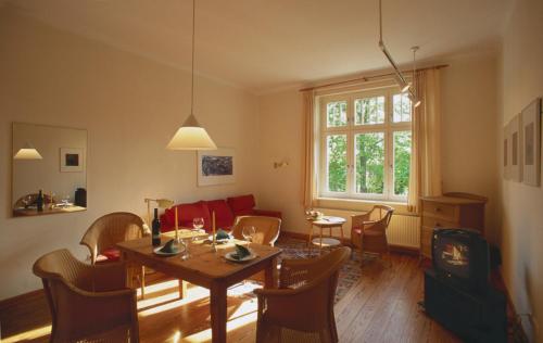 科尔平塞达海姆别墅 - FeWo 01的客厅配有桌椅和沙发