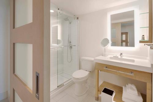 代托纳海滩阿卡普尔科度假酒店的带淋浴、卫生间和盥洗盆的浴室