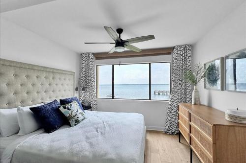 纳瓦拉Sunset Harbor Palms 1-204的一间卧室配有一张床和吊扇