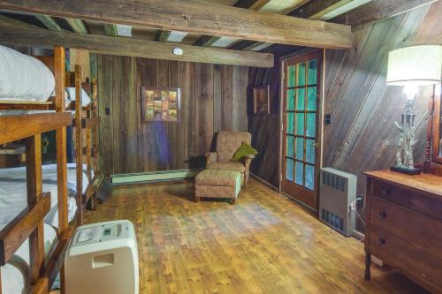 杜波依斯Family-Friendly DuBois Cabin with Community Pool!的一间卧室,卧室内配有一张床和一把椅子