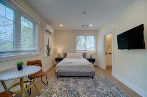 马斯基根DreamStay on Clay的一间卧室配有一张床、一张桌子和一台电视。