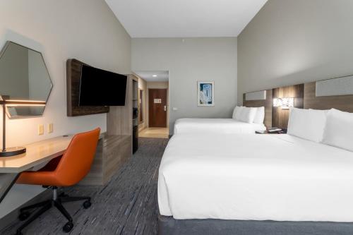 克里斯特尔里弗水晶河快捷假日酒店的酒店客房配有两张床和一张书桌