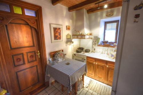 马克里尼撒Archondiko Zafeiridi的一个带桌子和水槽的小厨房