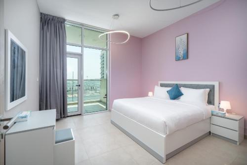 迪拜Trinity Holiday Homes - Spacious Modern Living 2BR Unique Apartment的卧室设有白色的床和大窗户