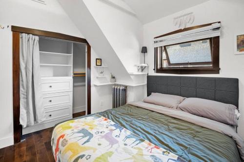 温哥华Rare find in Kitsilano!的一间卧室设有一张床和一个窗口