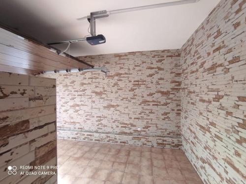 奇克拉纳－德拉弗龙特拉Casa La Alquería的一个空房间,有砖墙