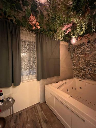 福尔米亚A due passi da的带浴缸和鲜花的天花板浴室