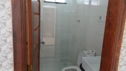 图托亚Pousada Farol da Barra的带淋浴、卫生间和盥洗盆的浴室