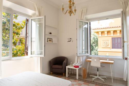 罗马Luxury Borghese Magnolia Suite的卧室配有一张床、一张书桌和窗户。