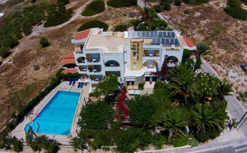 米尔托斯萨日坎波斯海滩公寓的享有带游泳池的房屋的空中景致