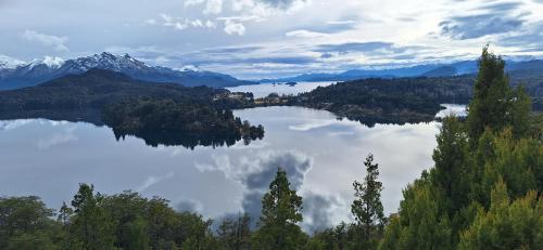 圣卡洛斯-德巴里洛切Posada del Ñireco的享有树木和山脉的湖泊美景