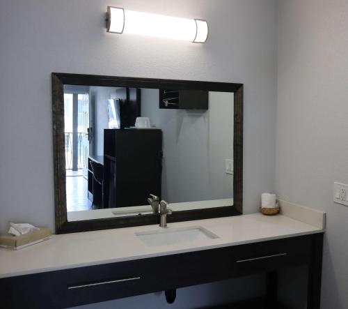 丘拉维斯塔圣地亚哥南湾戴斯酒店的一间带水槽和大镜子的浴室
