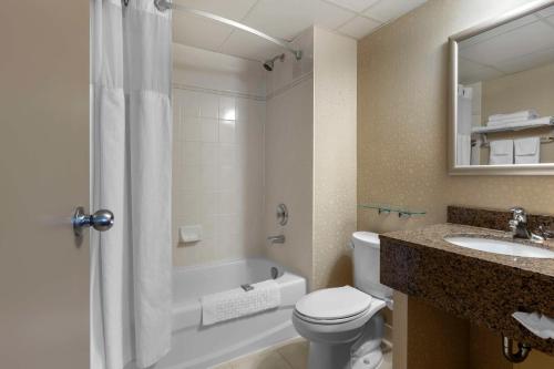 乔治城哈尔顿山贝斯特韦斯特酒店的浴室配有卫生间、盥洗盆和浴缸。