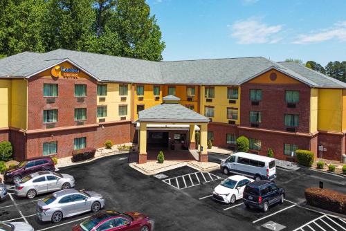 莫罗Comfort Suites Morrow- Atlanta South的把汽车停在停车场的酒店 ⁇ 染成 ⁇ 形