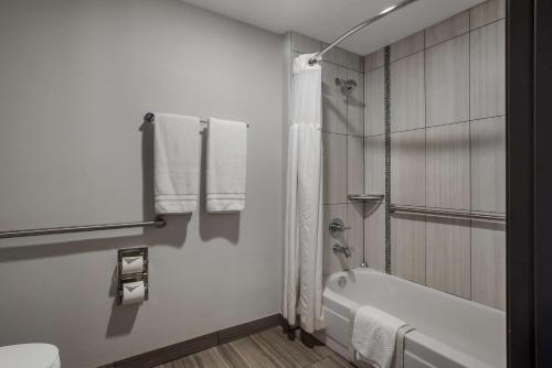 博伊西博伊西机场红狮套房酒店 的白色的浴室设有浴缸和卫生间。