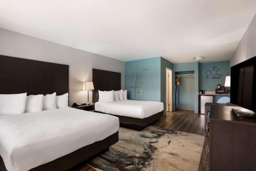 里奇兰Richland Riverfront Hotel, Ascend Hotel Collection的酒店客房带两张床和一间浴室