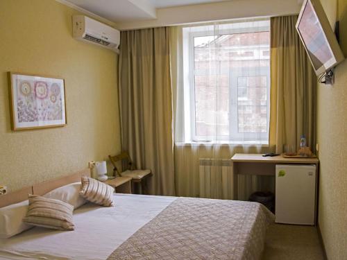 下诺夫哥罗德银钥匙酒店的酒店客房设有床和窗户。