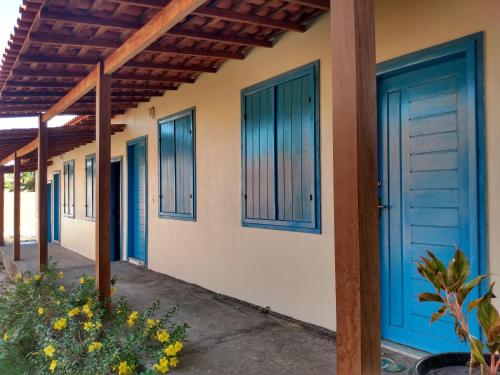 巴雷里尼亚斯Pousada Pérola do Rio的一排蓝色的门在房子里