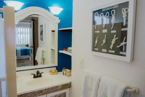 派德拉库耶斯塔Condominio Gaudi的一间带水槽和镜子的浴室