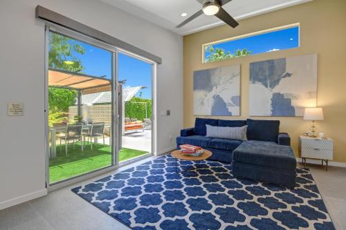 棕榈泉The Brentwood的客厅设有蓝色的沙发和大窗户