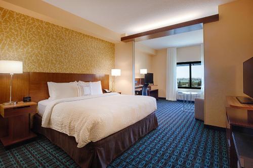 克利尔沃特克利尔沃特海滩万豪费尔菲尔德套房酒店的酒店客房,配有床和电视