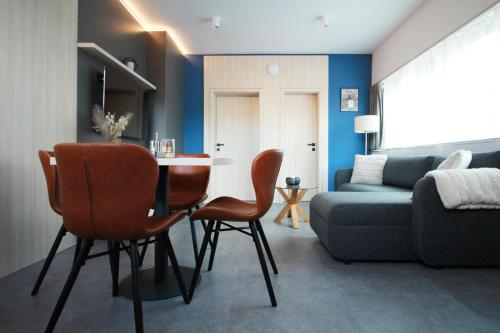 鲁容贝罗克Apartmán A2 - Hrabovo的客厅配有桌椅和沙发