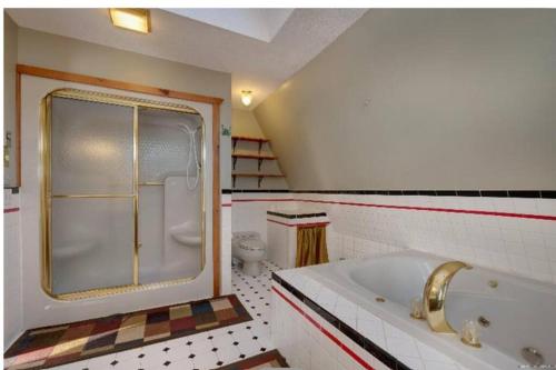 巴港3 Bedroom 2 Bath Carriage House (Pet Friendly)的带浴缸和卫生间的浴室。
