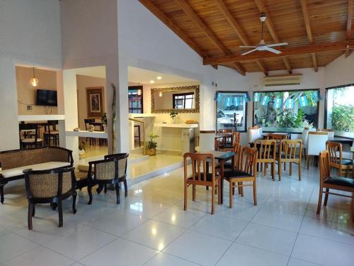 费德拉西翁拉卡索纳酒店的一间带桌椅的用餐室和一间厨房