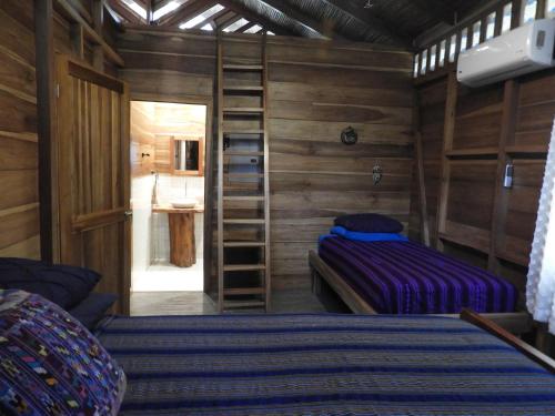 科克莱斯Casita Bribri at Margarita Hills的一间卧室配有一张双层床和梯子