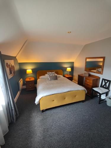 基拉尼Old Killarney的一间卧室配有一张大床和两盏灯。