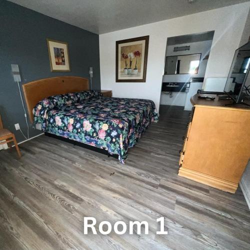 里奇菲尔德Nights Inn - Richfield的一间卧室配有一张床,铺有木地板