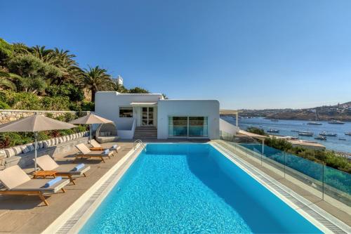 奥诺斯米科诺斯圣玛丽娜豪华精选度假酒店的一座带游泳池和房子的别墅
