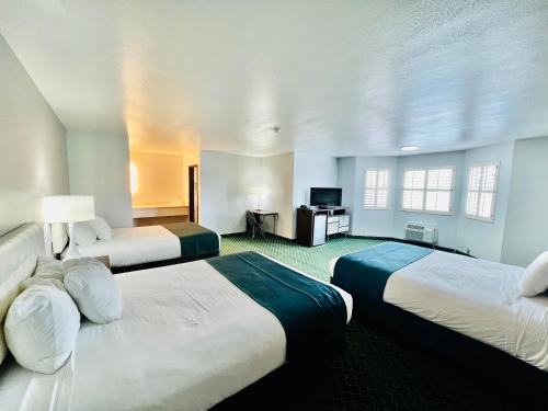 弗拉格斯塔夫Studio 6 Suites Flagstaff AZ的酒店客房设有两张床和电视。