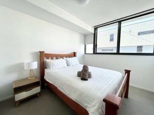 悉尼SkyPark Oasis Retreat 2Br@ close to Olympicpark的卧室床上的泰迪熊