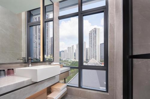 长沙长沙万豪行政公寓的一间带水槽和大窗户的浴室