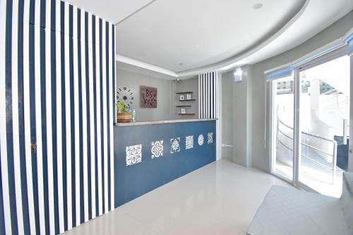 长滩岛Blue Suites Boracay的客厅拥有蓝白色的墙壁
